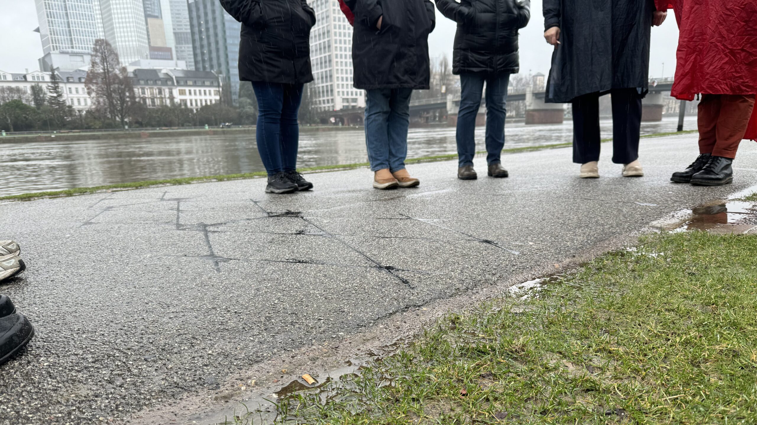 Gruppe steht neben einer im Boden verlegte Induktionsschleife